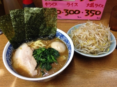 「ラーメン太麺 もやし 煮玉子」@ラーメン虎ノ穴の写真