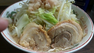 「ラーメン小麺少な目硬目ニンニク少な目脂チョイ増」@ラーメン二郎 横浜関内店の写真
