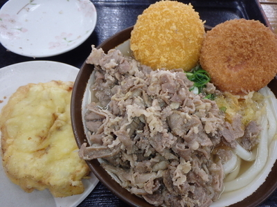 「かけうどん(小)(190円)、肉(200円)、ハムカツ他」@手打ちうどん 一屋 飯山店の写真