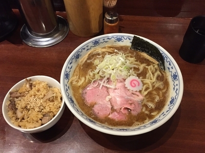「中華そば大盛＋炊き込みご飯 930円」@煮干中華そば 鈴蘭 新宿店の写真