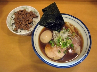 「特製醤油らーめん950円＋鶏そぼろ御飯300円」@麺処 富士松の写真