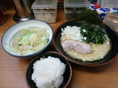 「小醤油ラーメン+トッピング680円+もやキャべ100円他」@横濱家系ラーメン 馬場壱家 風の陣の写真