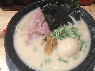 「白豚骨 味玉」@一番軒 三田店の写真