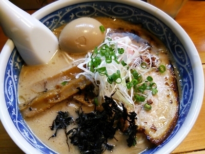 「とんこつらーめん650円+味玉+替え玉」@愚直の写真