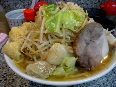 「J風ラーメン(ﾔｻｲｱﾌﾞﾗﾆﾝﾆｸﾏｼﾏｼ）680円」@ラーメンとりとんの写真