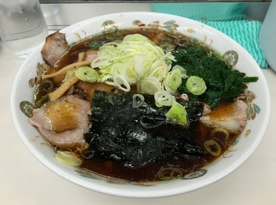 「青島チャーシュー麺大盛＋茹でホウレン草＋薬味刻みネギ」@青島食堂 秋葉原店の写真