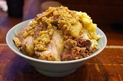 「ラーメン(アブラマシマシ)+豚マシ+うずらマシ」@立川マシマシの写真