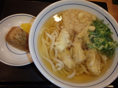 「ごぼう天うどん(390円))、かしわおにぎり(1ヶ)」@ウエスト 小倉片野店の写真