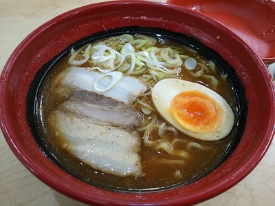 「７種の魚介 旨辛とんこつ醤油らーめん」@無添 くら寿司 松本渚店の写真