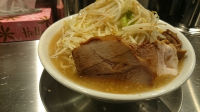 「中ラーメン(ニンニク、ヤサイマシ)」@ジロリアン 赤坂店の写真