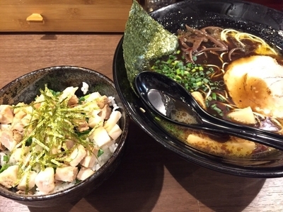 「釜炊き黒マー油豚骨+チャーシュー丼」@釜炊きとんこつ 品川製麺所 新宿2丁目店の写真