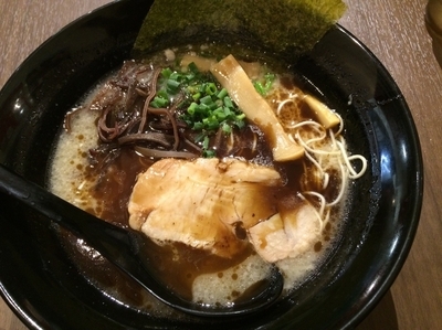 「釜炊き黒マー油豚骨」@釜炊きとんこつ 品川製麺所 新宿2丁目店の写真