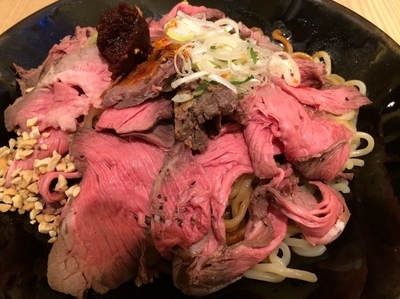 「辛味噌ビースト(麺大盛)ダブル+パクチー+肉ごはんセット」@ローストビーフ油そば ビーストの写真