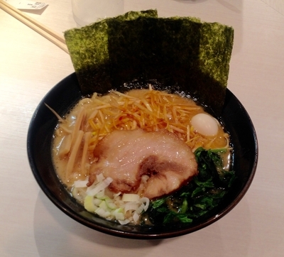 「醤油豚骨ねぎラーメン 850円」@ゴル家 伊勢佐木モール店の写真