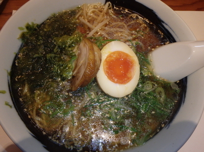 「本陣ラーメン(670円)、手羽にぎり(350円)他」@ながと本陣の写真