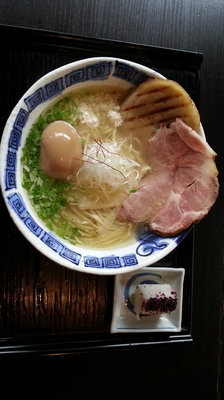 「いばらぎ茜鶏塩らぁめん特製」@龍のひげの写真