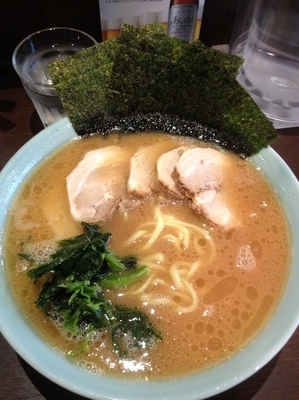 「チャーシュー麺中盛、硬め濃いめ」@横浜家系らーめん いずみ家の写真