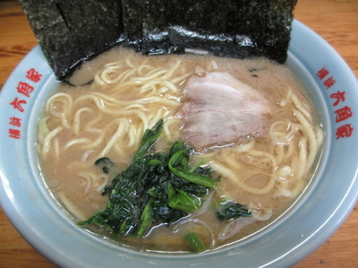 「ラーメン中盛り￥７５０海苔増し￥１００」@六角家 六角橋本店の写真