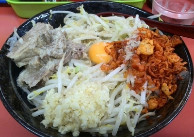 「B油まぜそば（塩）にんにく・辛玉」@ぬ〜どる専門店 バカみたいに愛してたの写真