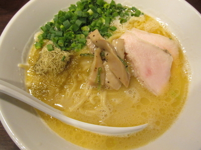 「鶏白湯　「750円」　　（２/２食目）」@地鶏白湯専門 麺屋とりこの写真