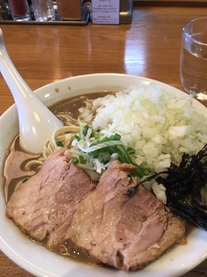 「濃厚煮干しそば750円＋玉ねぎ50円」@中村屋総本山の写真