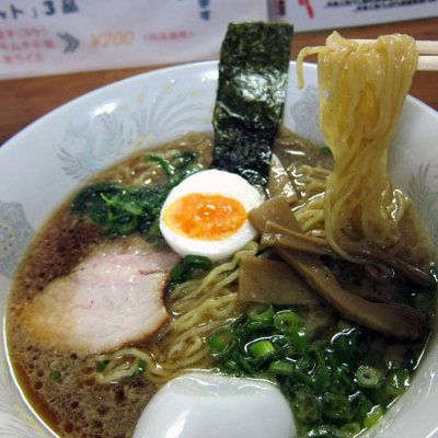 「醤油ラーメン（細麺） 590円」@満月の写真