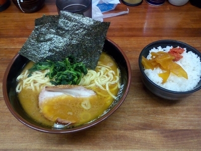 「ラーメン650円　麺硬め/釜焼きチャーシュー　ライス100円」@家系ラーメン ○貴家の写真