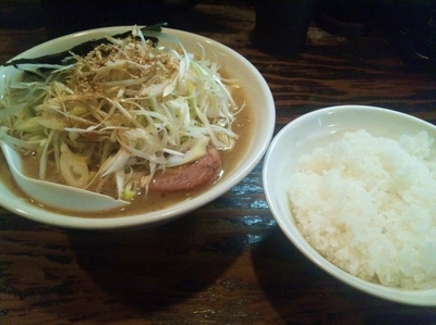 「白ネギチャーシュー麺（1,100円）+ライス（150円）」@Y's Dining Barの写真