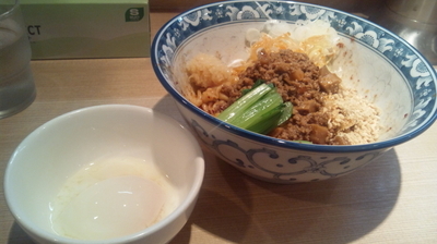 「5号汁なし　麺少なめ、辛み、しびれ増し、温泉タマゴおまけ」@ラーメン 雷鳥の写真