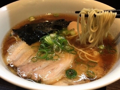 「醤油らぁめん(830円)+味付たまご(160円)」@支那そばや 本店の写真