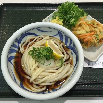 「ぶっかけ（並・冷）＋ヘルシーかきあげ」@うまげな ラゾーナ川崎店の写真