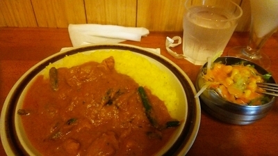 「チキンカレー 500円 + サラダ・ドリンク付き 199円」@デュセニ村8 市川新田店の写真