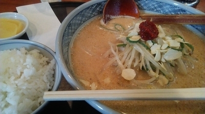 「白味噌らーめん 880円 + 白ごはん（小） 120円」@手打ちらーめん 満月の写真
