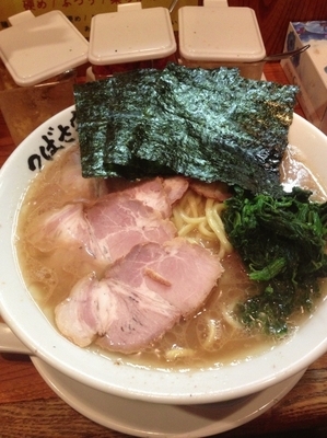 「チャーシュー麺中盛、硬め濃いめ」@横浜家系ラーメン つばさ家 立川店の写真