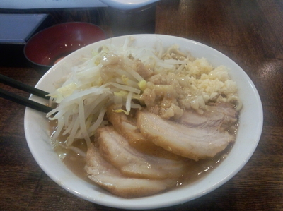 「普通盛豚増+生卵 ニンニクアブラ」@麺屋 鳳の写真