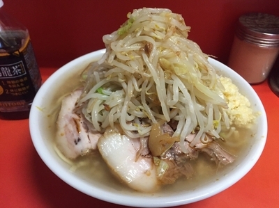 「ラーメン（小）麺カタ…ヤサイ、ニンニク、カラメ。700円」@ラーメン二郎 神田神保町店の写真