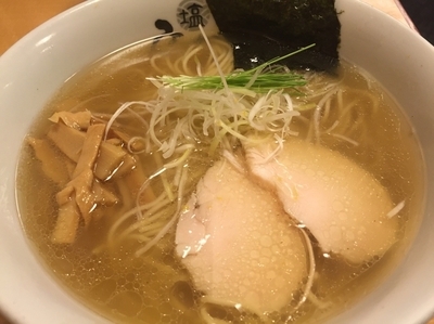 「【限定】白醤油ラーメン900円」@塩専門 ひるがお 東京駅店の写真