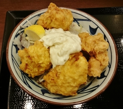 「タル鶏天ぶっかけうどん（冷） 590円」@丸亀製麺 神田小川町店の写真