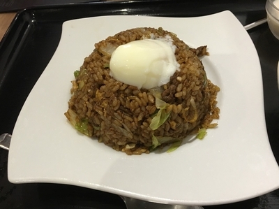 「月見レタス入り牛肉黒チャーハン」@餃子酒場の写真