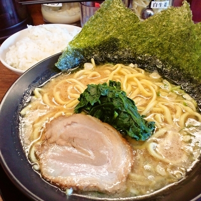 「醤油豚骨」@横浜家系ラーメン 鶯家の写真