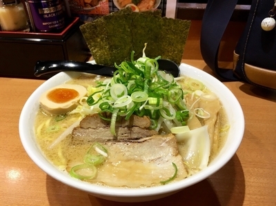 「濃厚とんこつ醤油らーめん 大1.5玉  ¥690」@ラーメン春樹 立川店の写真