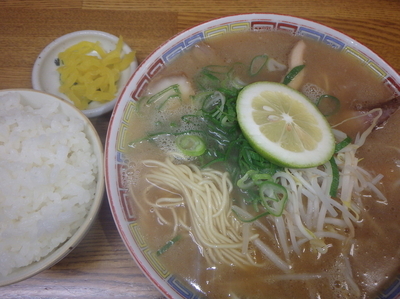 「レモンラーメン(700円)、ごはん小(100円)」@与壱の写真