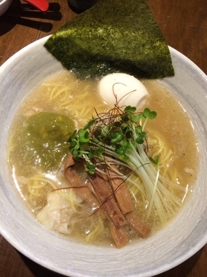 「魚介あら出汁海老真丈ワンタン塩そば1000円」@和酒酔処 わくの写真