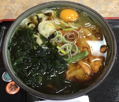 「かき揚げそば＋生玉子（￥500＋1個無料サービス）」@そば・うどん 立ち喰い屋の写真