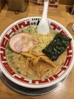 「東京豚骨ラーメン680円(中盛り無料)」@屯ちん 新宿店の写真