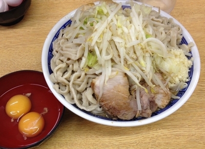 「ラーメン＋大盛＋にんにく＋アブラ＋生卵＋生卵＋鰹節」@ラーメン二郎 環七新新代田店の写真