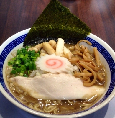 「【ナイトゲリラ―】汁・濃厚イカ煮干しそば　小ライス　青葱」@丸直の写真