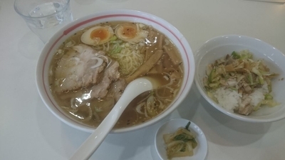 「煮たまご入り塩チャーシュー麺　ミニネギチャーシュー丼セット」@温泉ラーメン 八方美人の写真