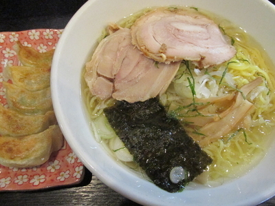 「塩（しそ風味）＋餃子　「800円＋無料」」@宗家一条流 八代目直系 がんこラーメン 町屋店の写真