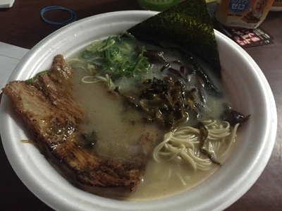 「【博多だるま】濃厚博多豚骨ドロ肉盛りラーメン、辛子高菜100円」@水戸のラーメンまつりの写真